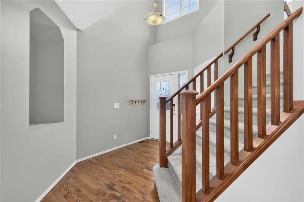 380 Royal Oak Heights NW