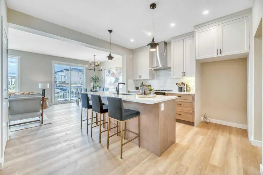 212 Edgefield Bay