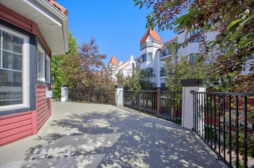 20 Royal Oak Plaza NW #226