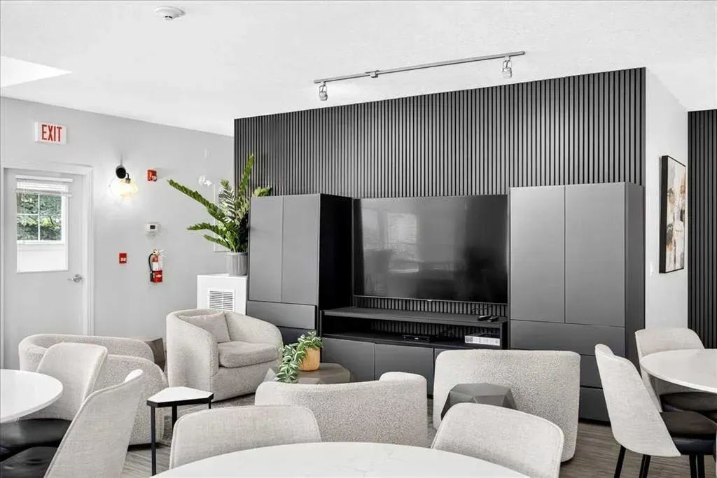 20 Royal Oak Plaza NW #226