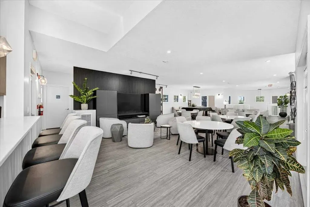 20 Royal Oak Plaza NW #226