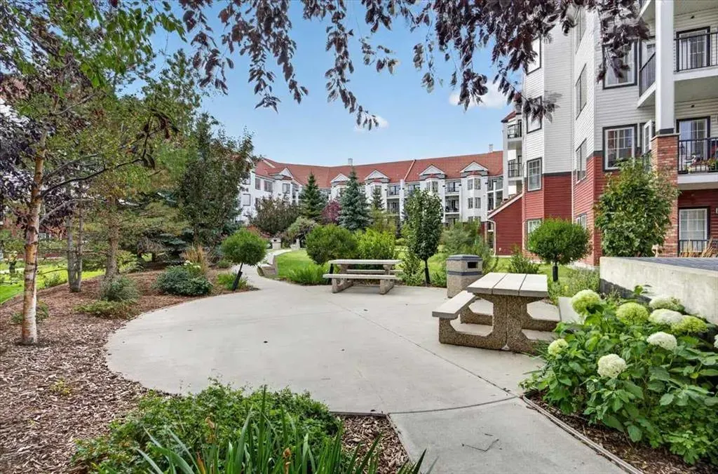 20 Royal Oak Plaza NW #226