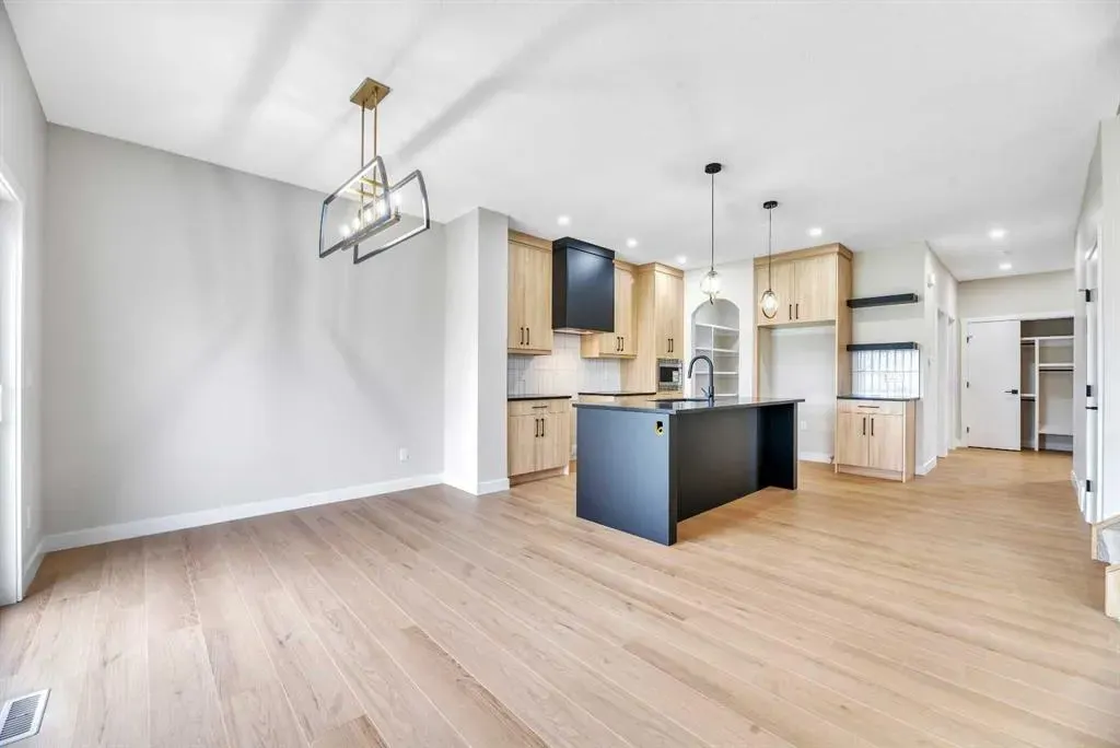 112 Lakewood Crescent