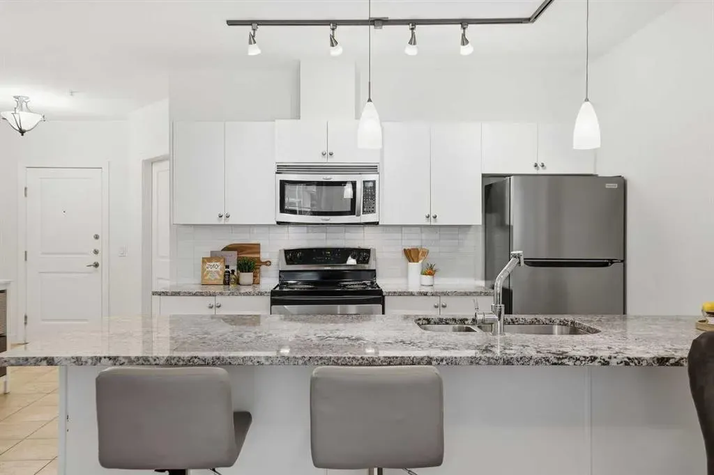 328 21 Avenue SW #210