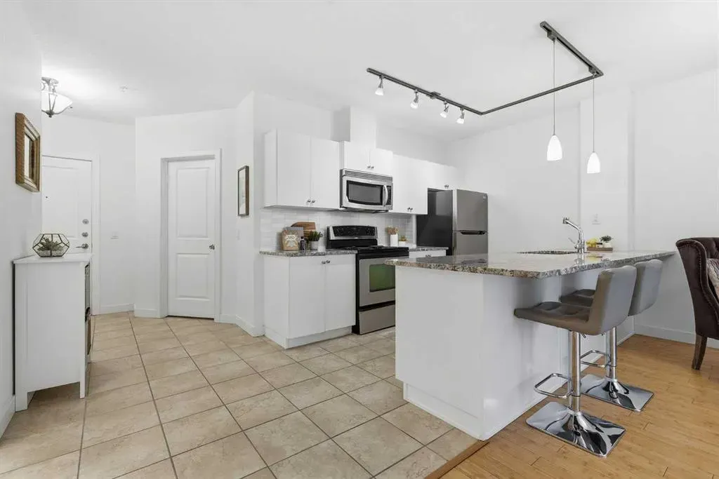 328 21 Avenue SW #210