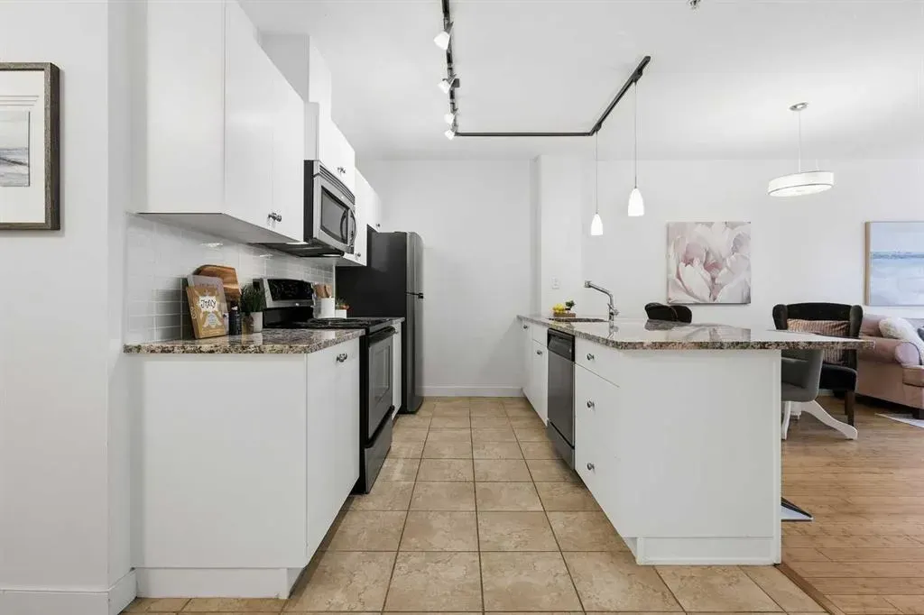 328 21 Avenue SW #210
