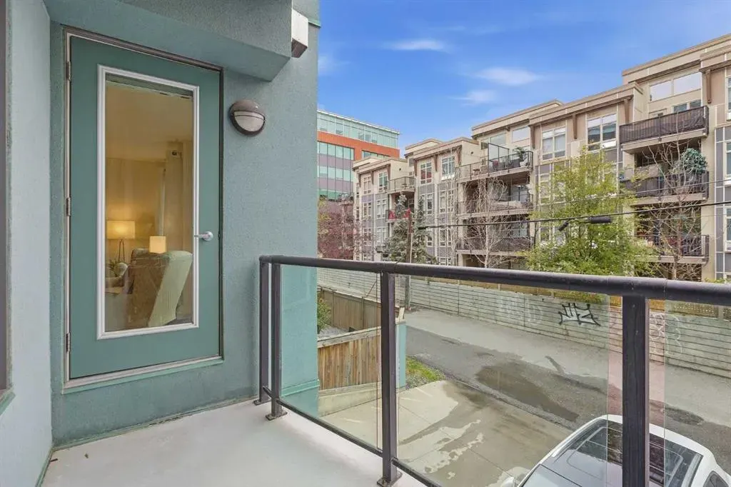 328 21 Avenue SW #210