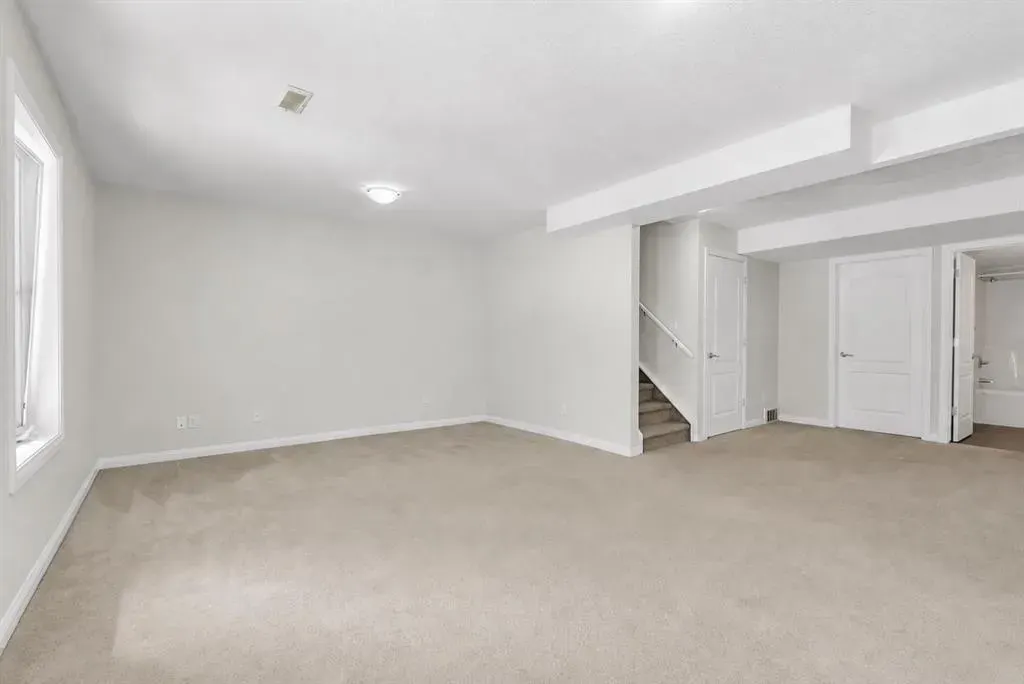 34 Royal Manor NW