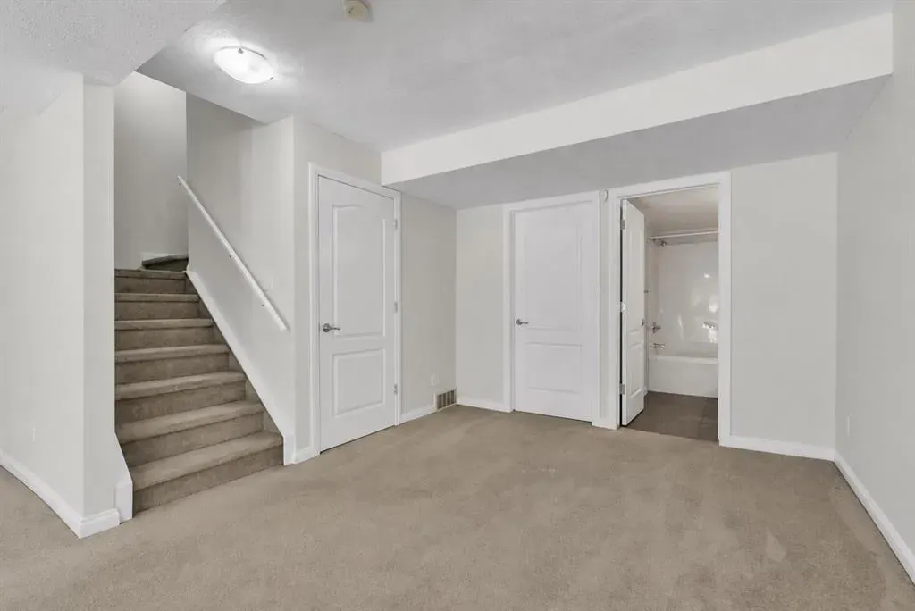 34 Royal Manor NW