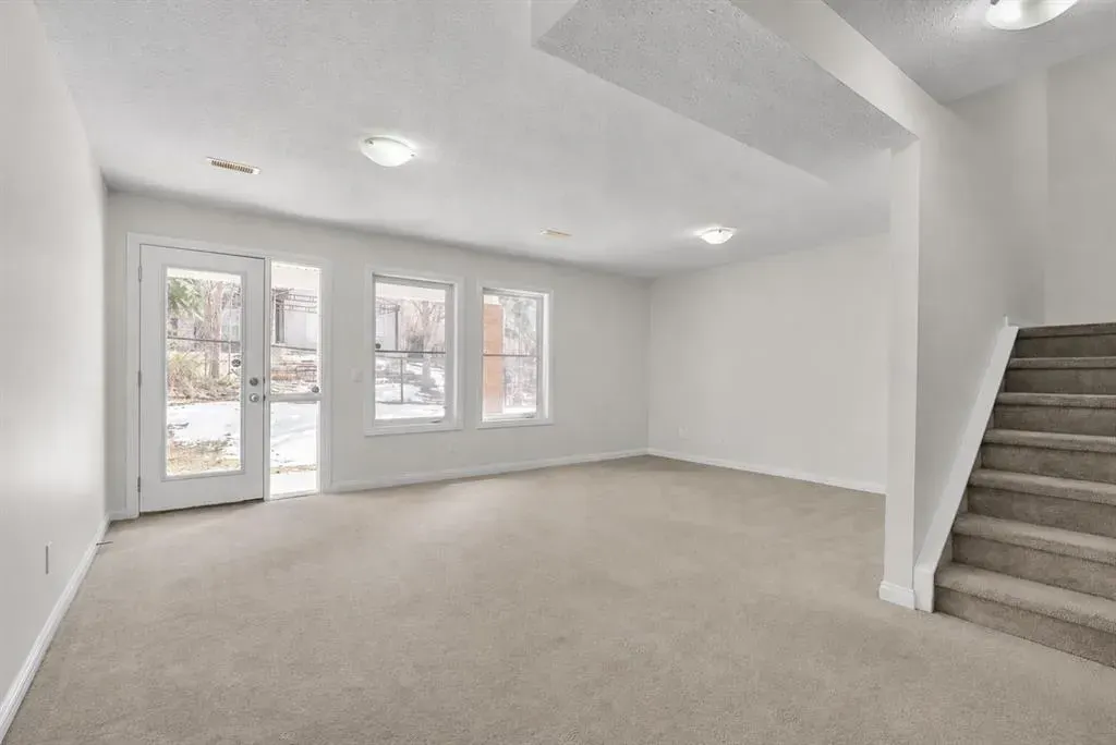 34 Royal Manor NW