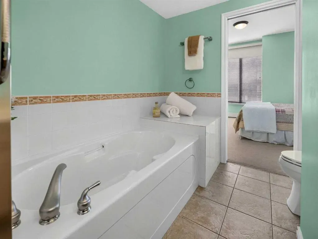 1718 14 Avenue NW #704