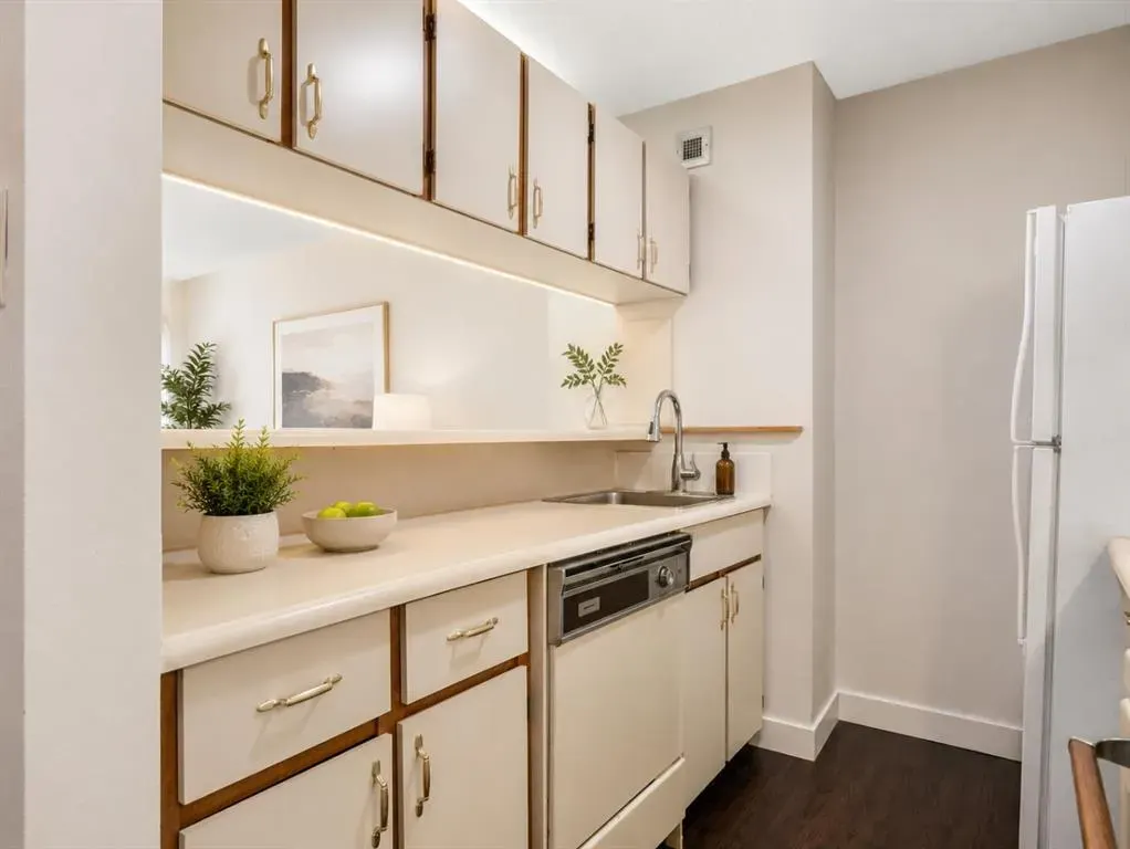 221 6 Avenue SE #1212