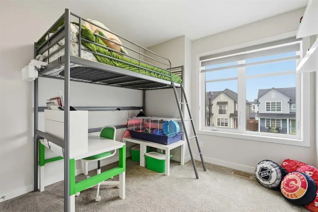 15 Lawrence Green SE