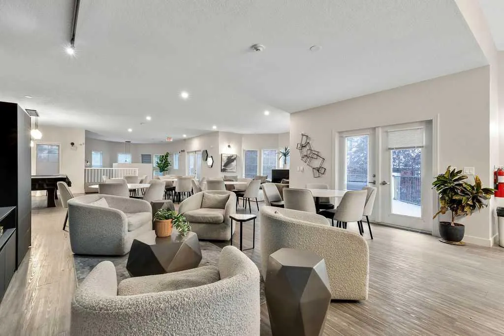 20 Royal Oak Plaza NW #111