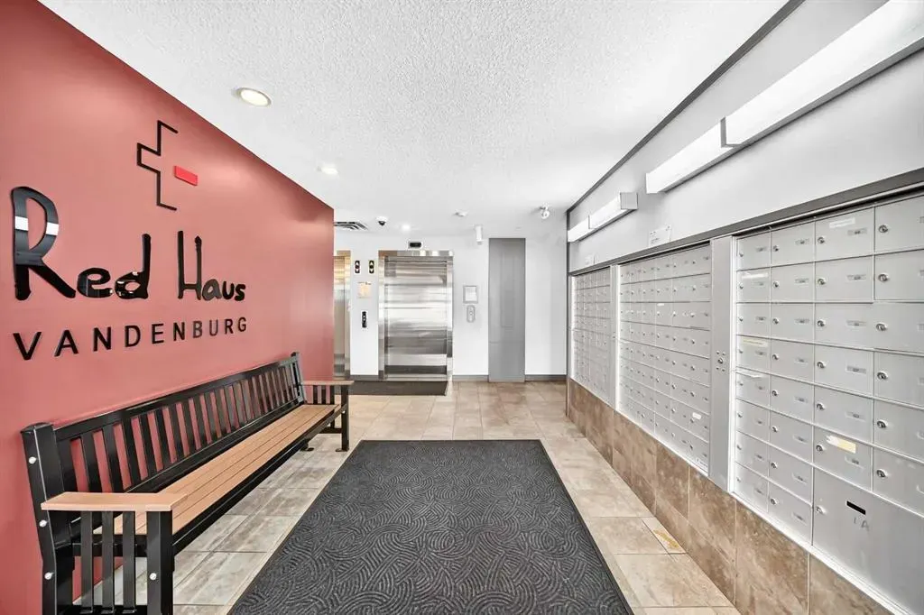 20 Royal Oak Plaza NW #401