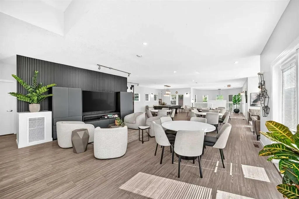 20 Royal Oak Plaza NW #401