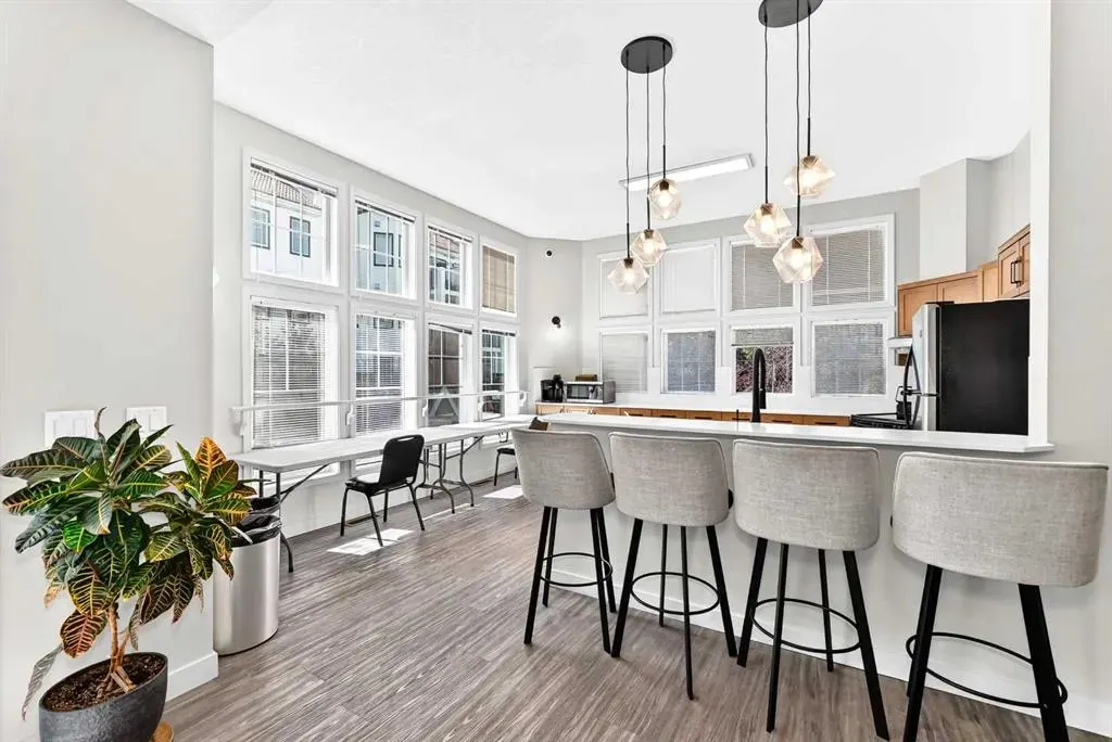 20 Royal Oak Plaza NW #401