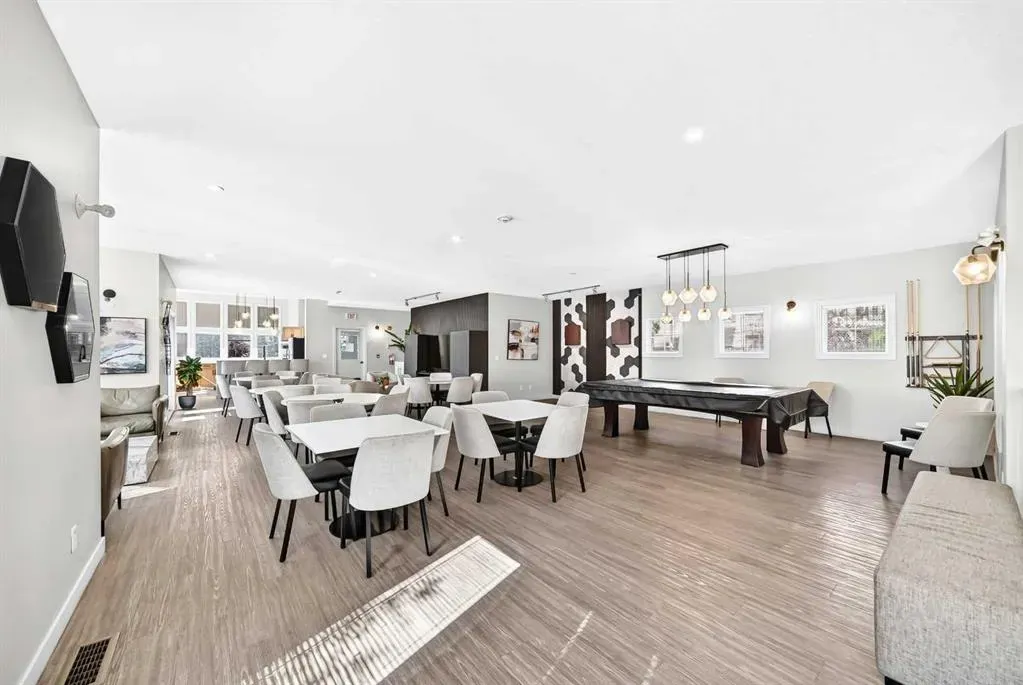 20 Royal Oak Plaza NW #401