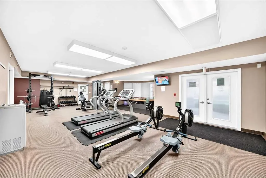 20 Royal Oak Plaza NW #401