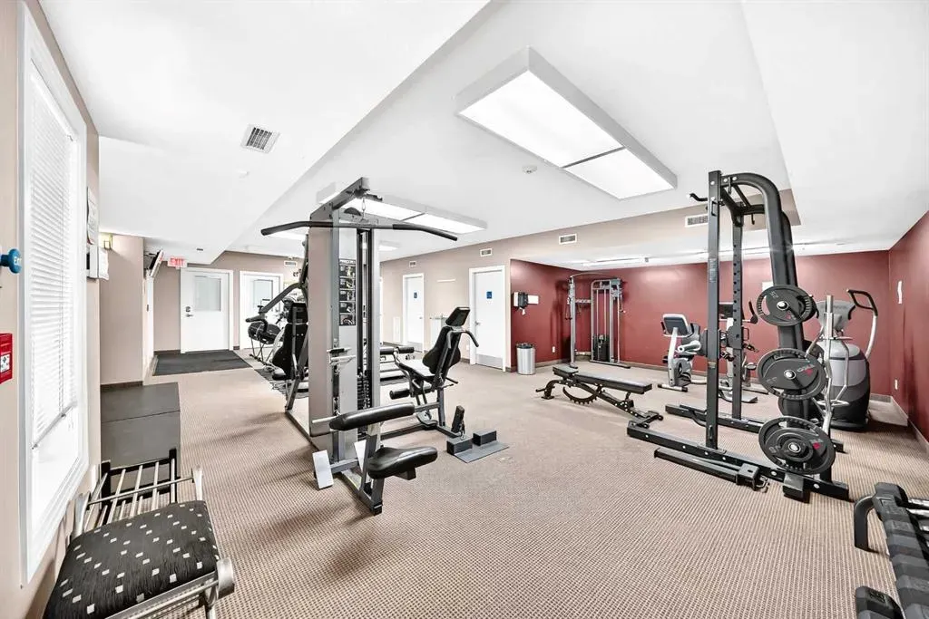 20 Royal Oak Plaza NW #401