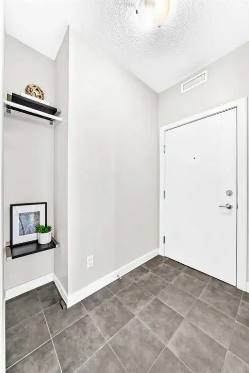 20 Royal Oak Plaza NW #401