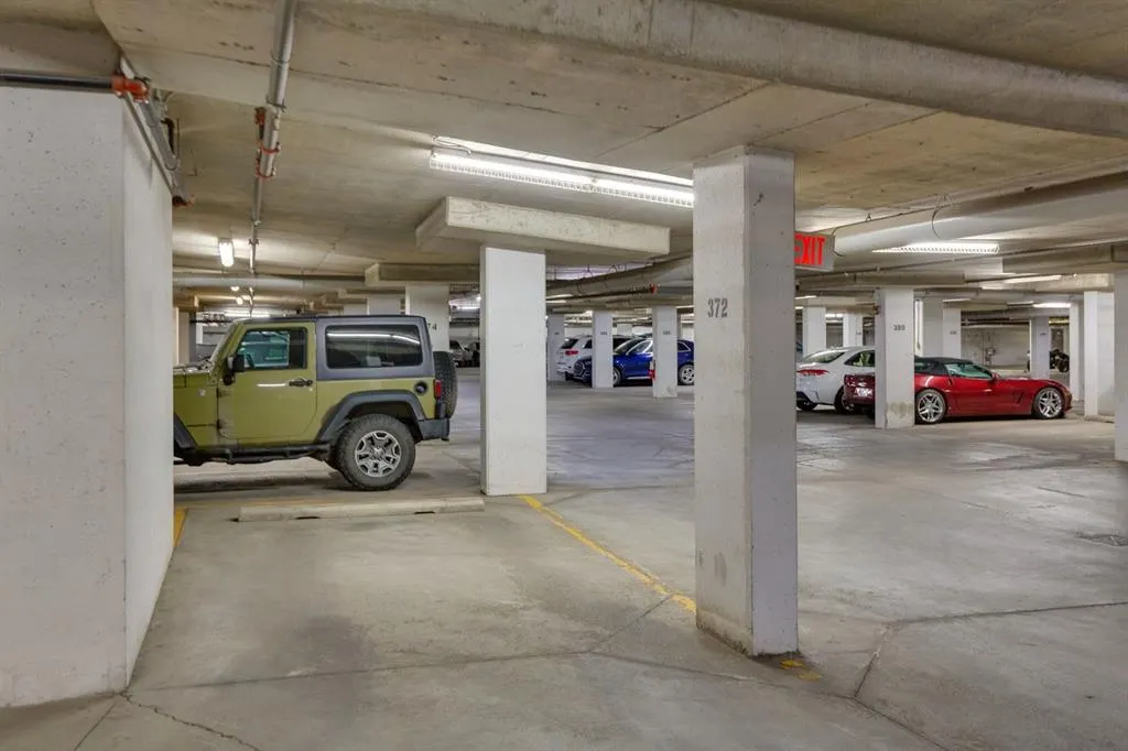 20 Royal Oak Plaza NW #210