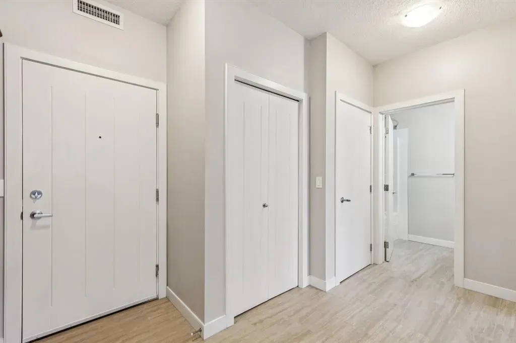 20 Royal Oak Plaza NW #210