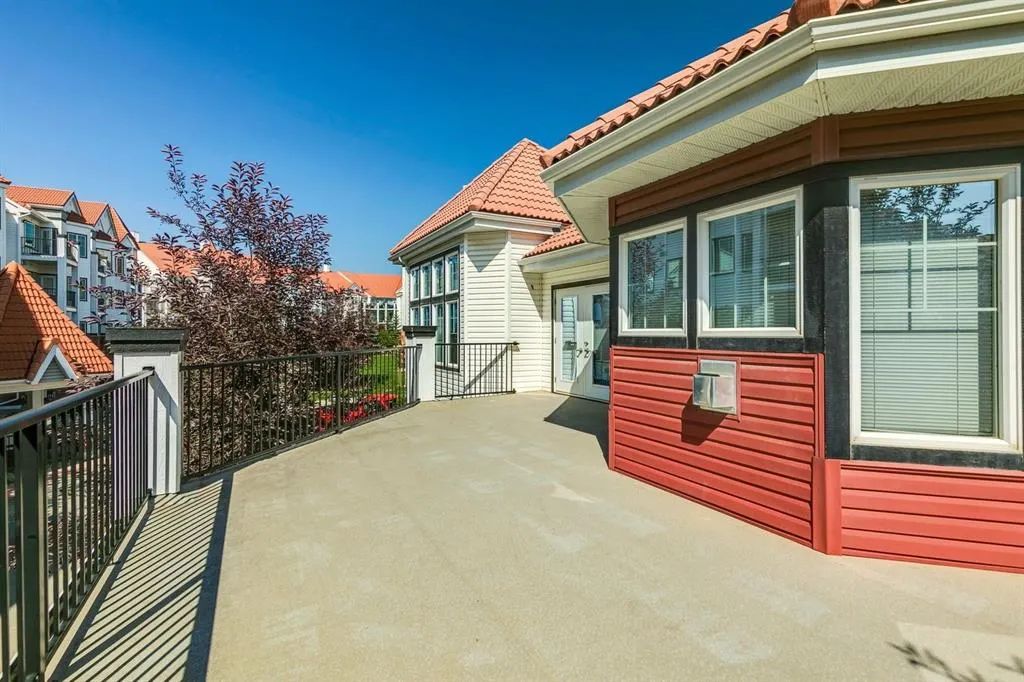 20 Royal Oak Plaza NW #210