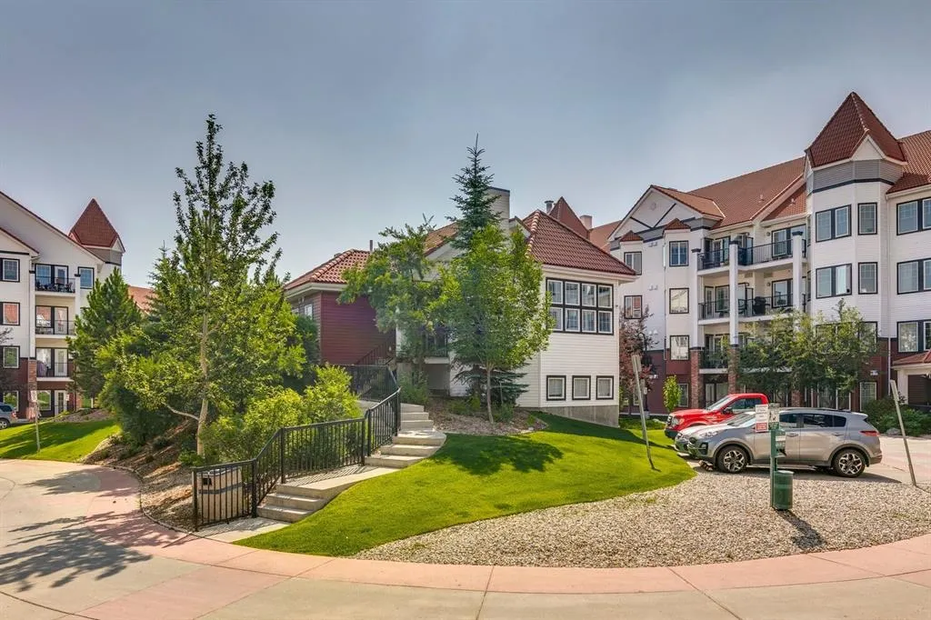 20 Royal Oak Plaza NW #210