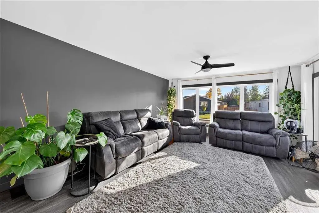 212 Spring Haven Close SE