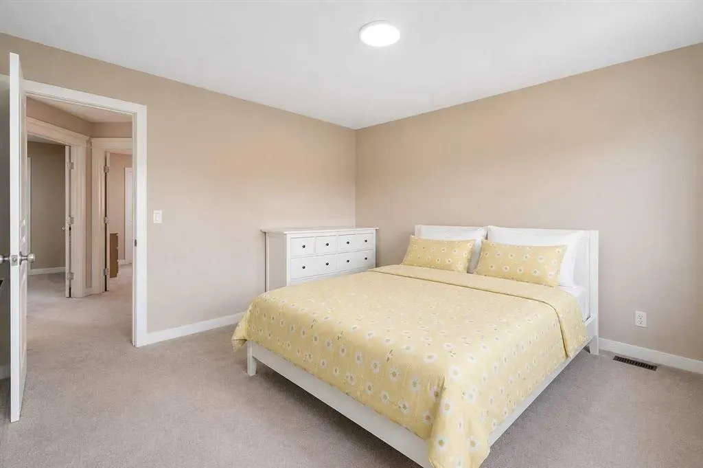 2449 Ravenswood View SE