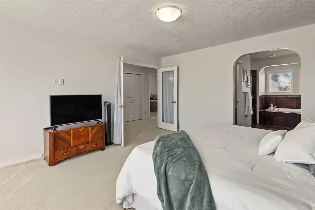 45 Royal Oak Manor NW