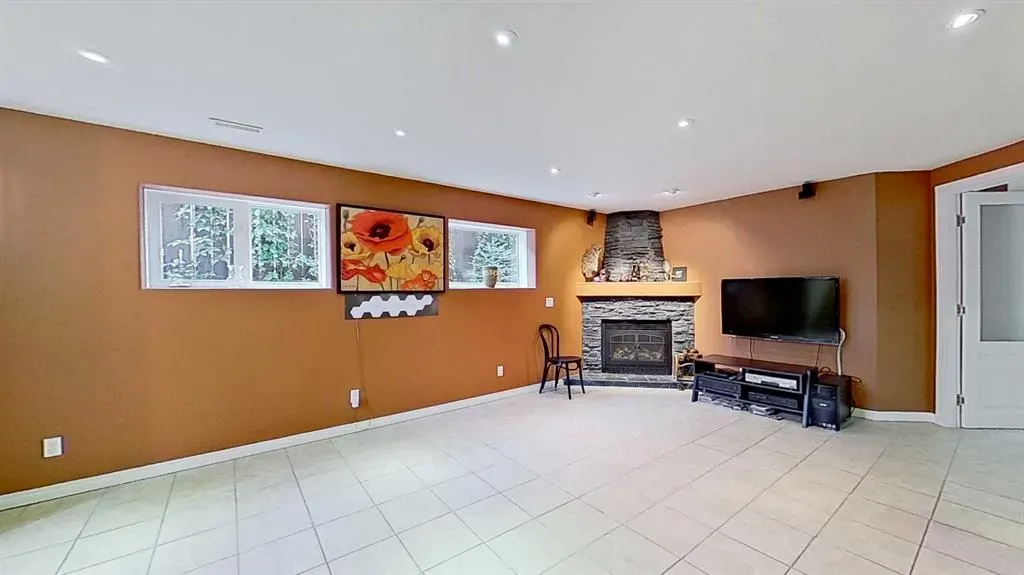 18 Tuscany Meadows Heights NW
