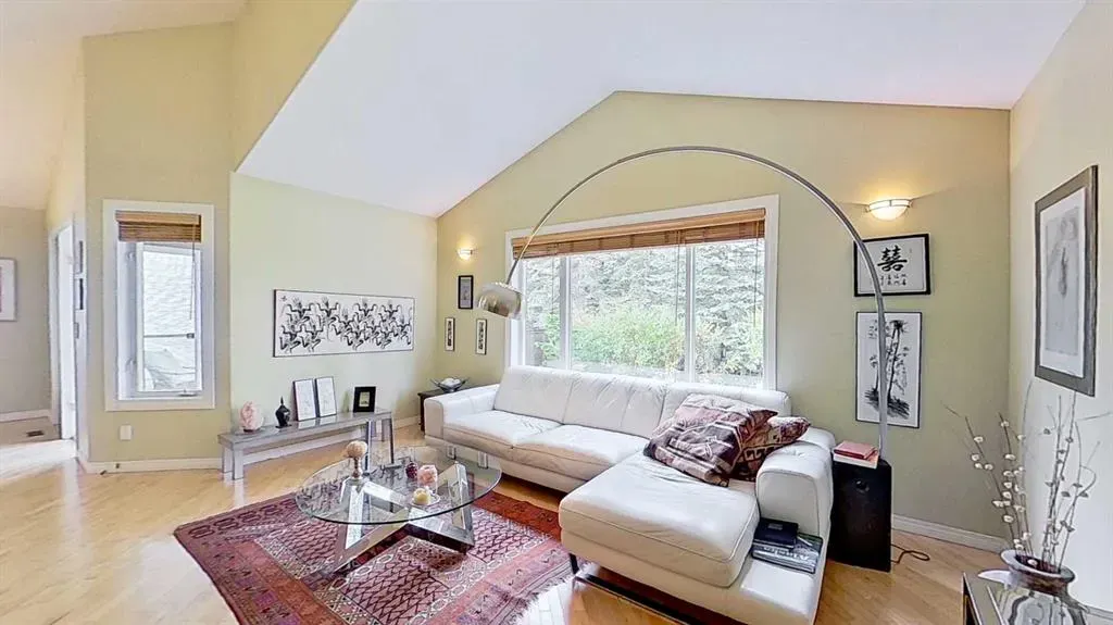 18 Tuscany Meadows Heights NW
