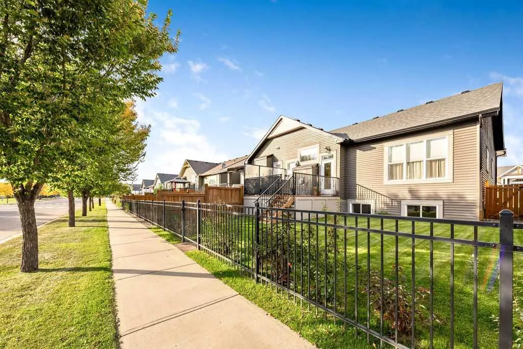529 Montana Bay SE