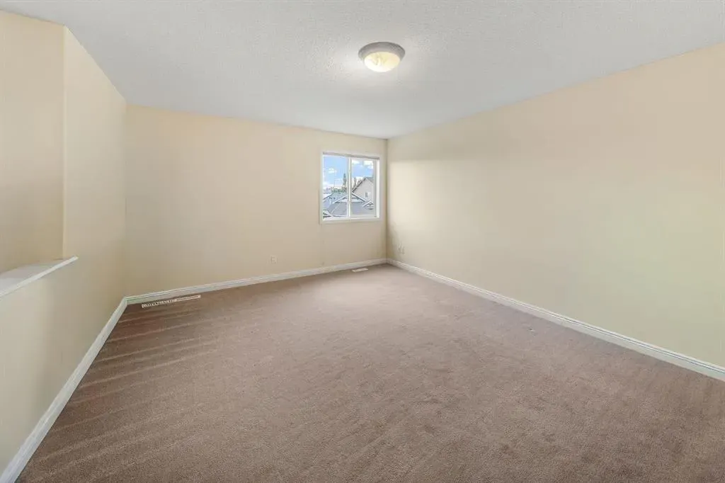 160 Royal Oak Heights NW