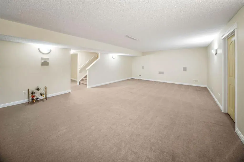 160 Royal Oak Heights NW