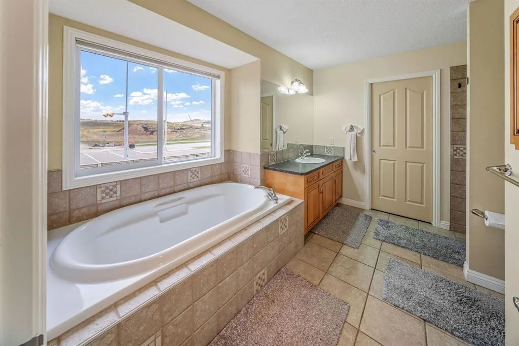 160 Royal Oak Heights NW