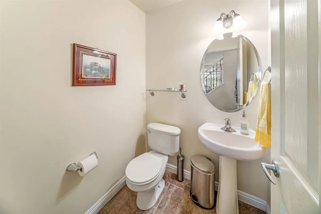 160 Royal Oak Heights NW