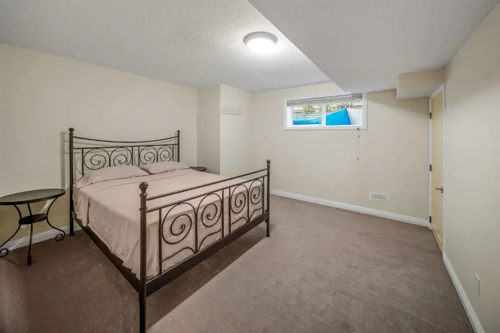 160 Royal Oak Heights NW