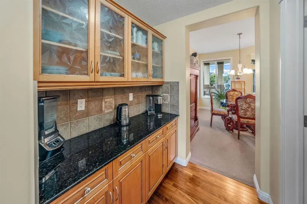 160 Royal Oak Heights NW