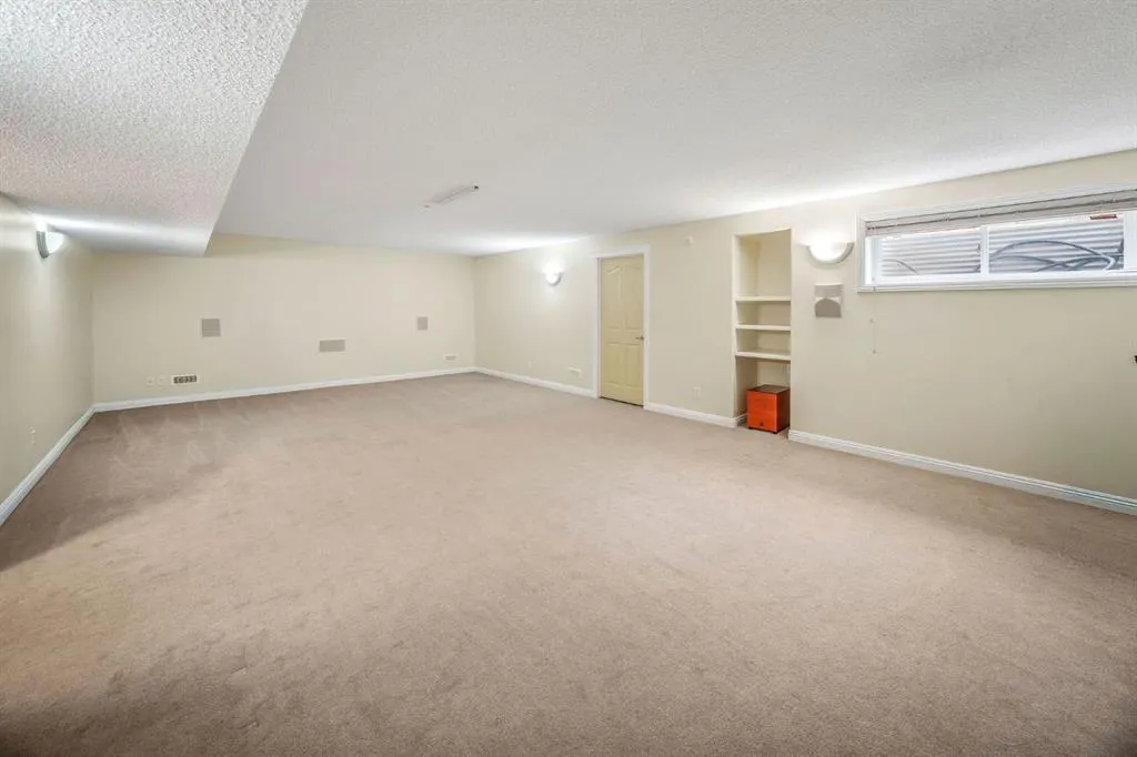 160 Royal Oak Heights NW