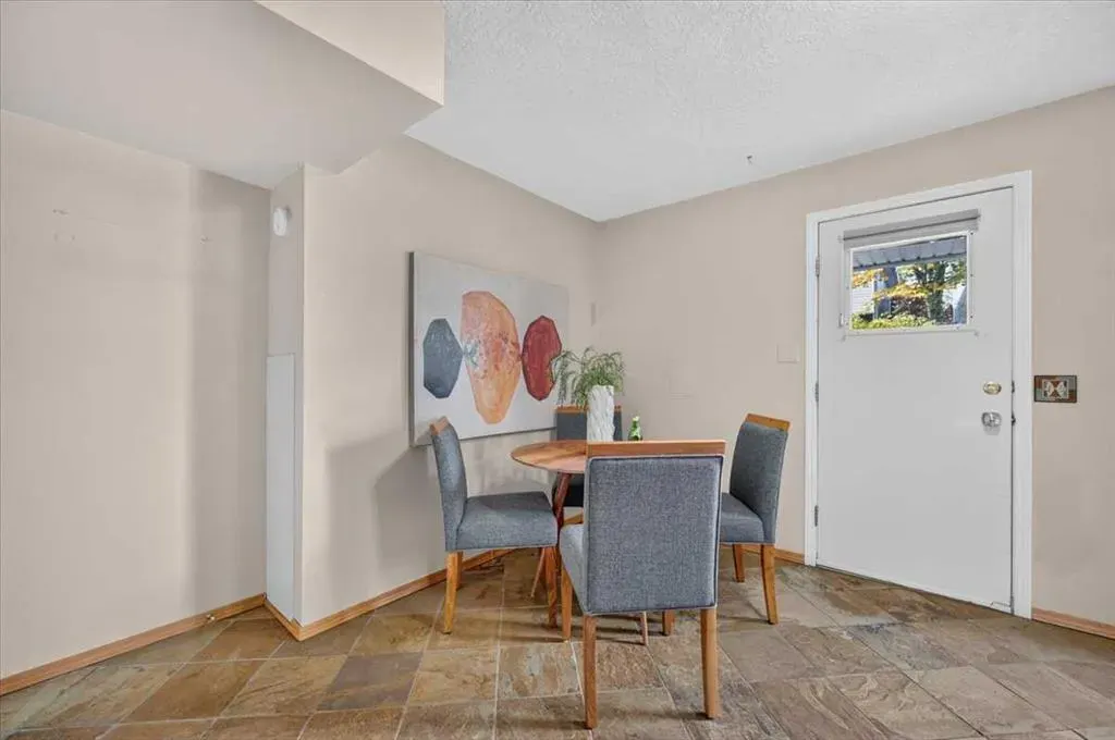 572 Regal Park NE