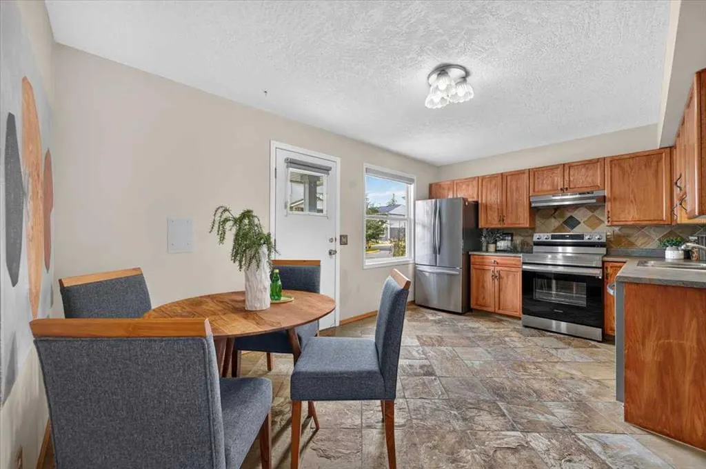 572 Regal Park NE