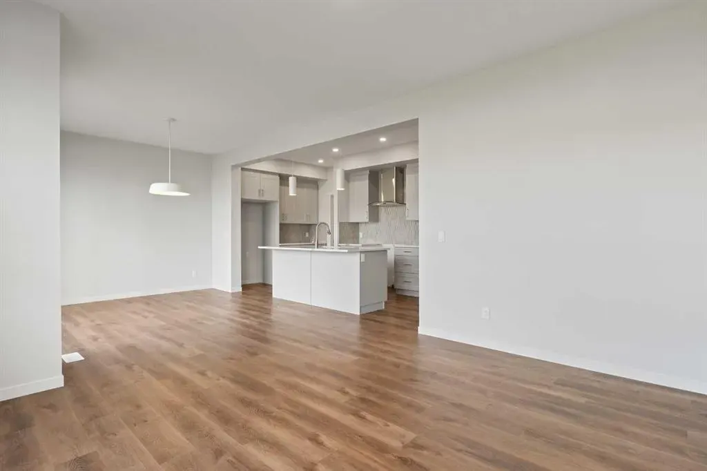 308 Montrose Crescent SE