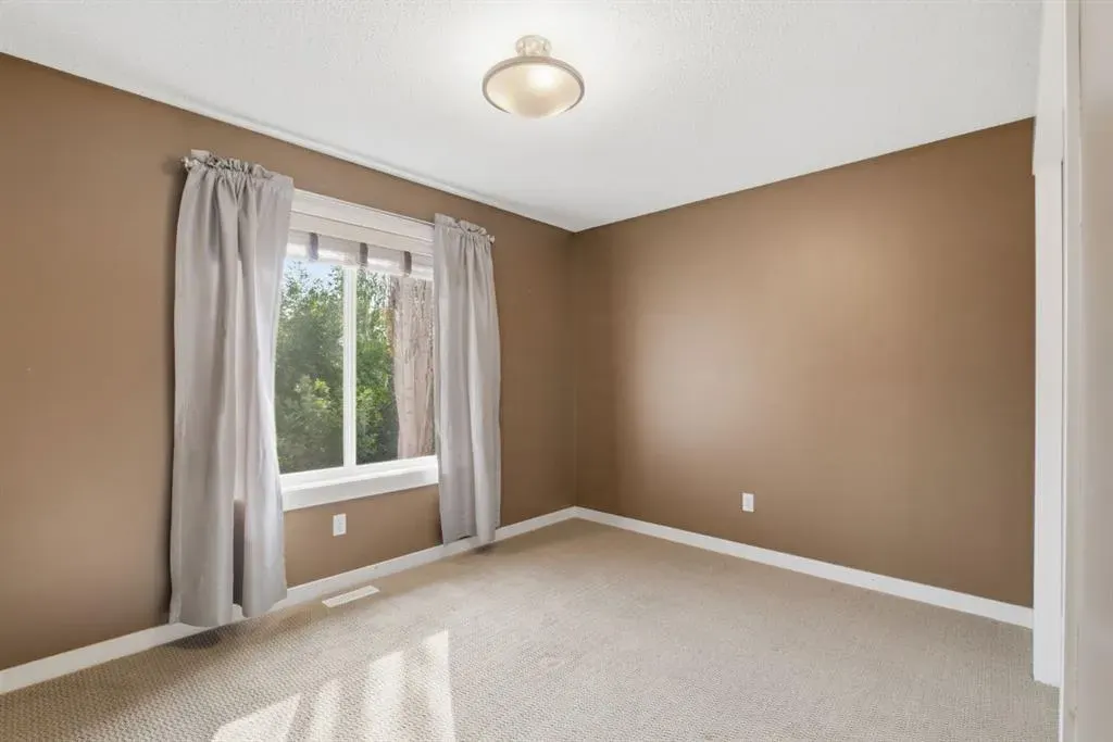 31 Chapala Close SE