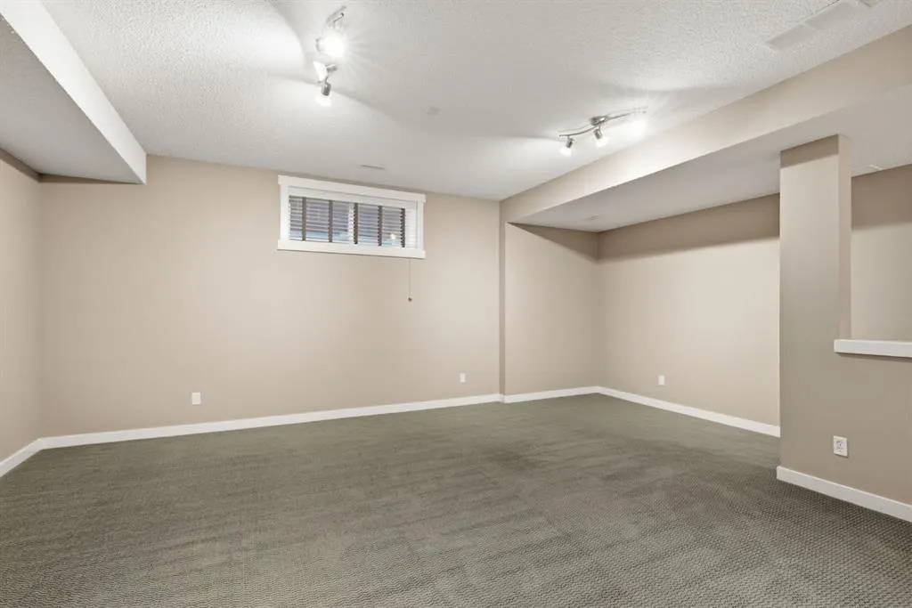 31 Chapala Close SE