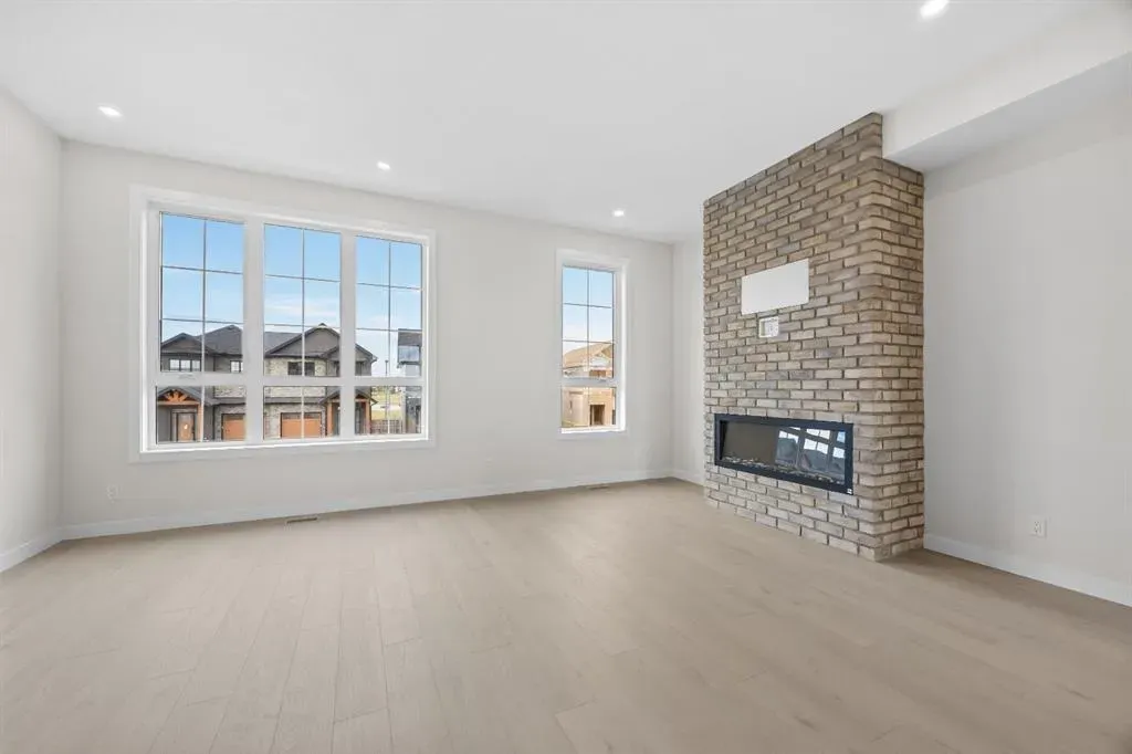 124 Greenwich Drive NW