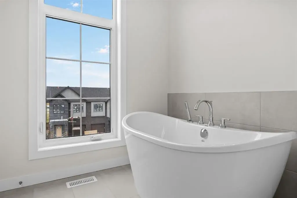 124 Greenwich Drive NW