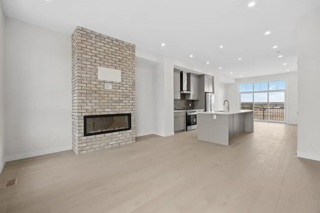 124 Greenwich Drive NW